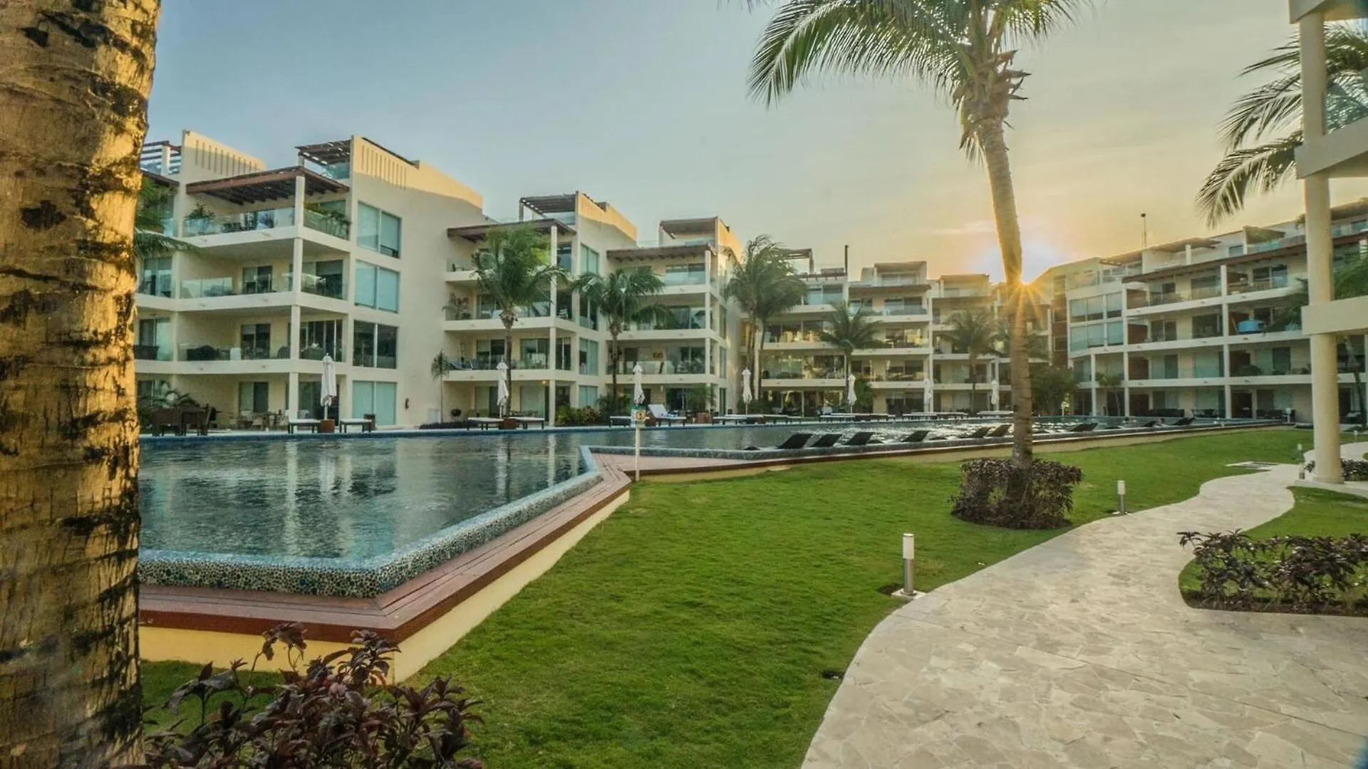 Aparthotel The Elements Oceanfront & Beachside Condo Hotel Playa del Carmen