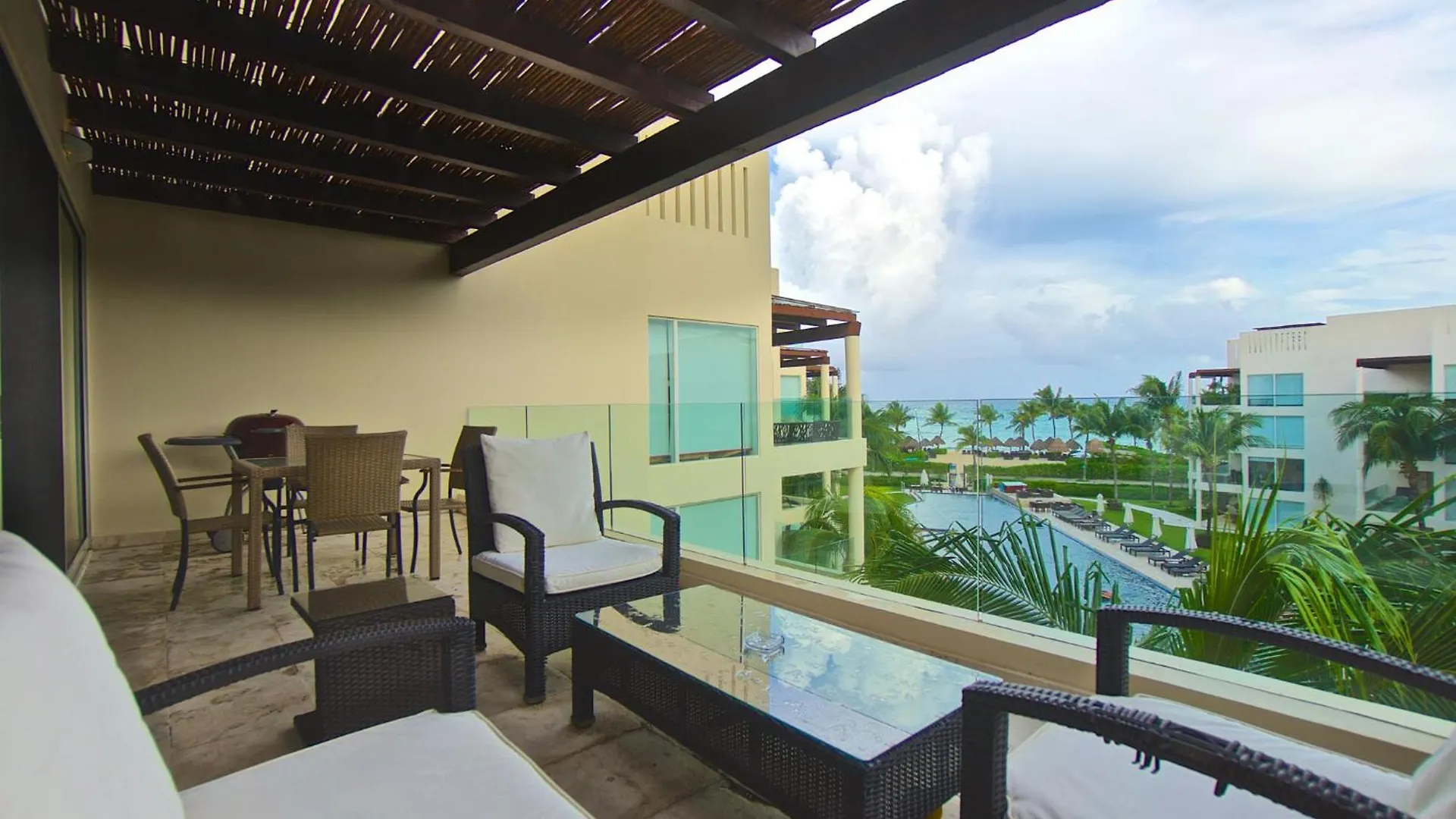 Aparthotel The Elements Oceanfront & Beachside Condo Hotel Playa del Carmen
