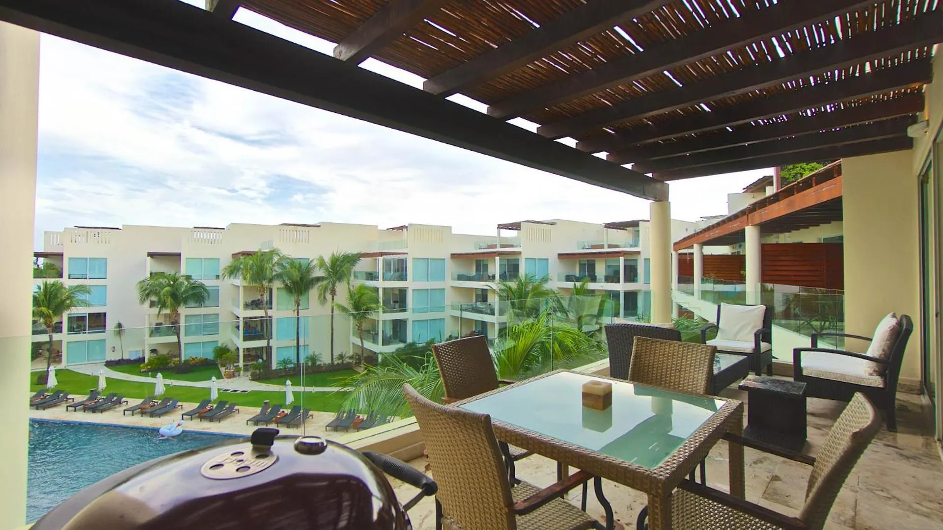 The Elements Oceanfront & Beachside Condo Hotel Playa del Carmen Aparthotel