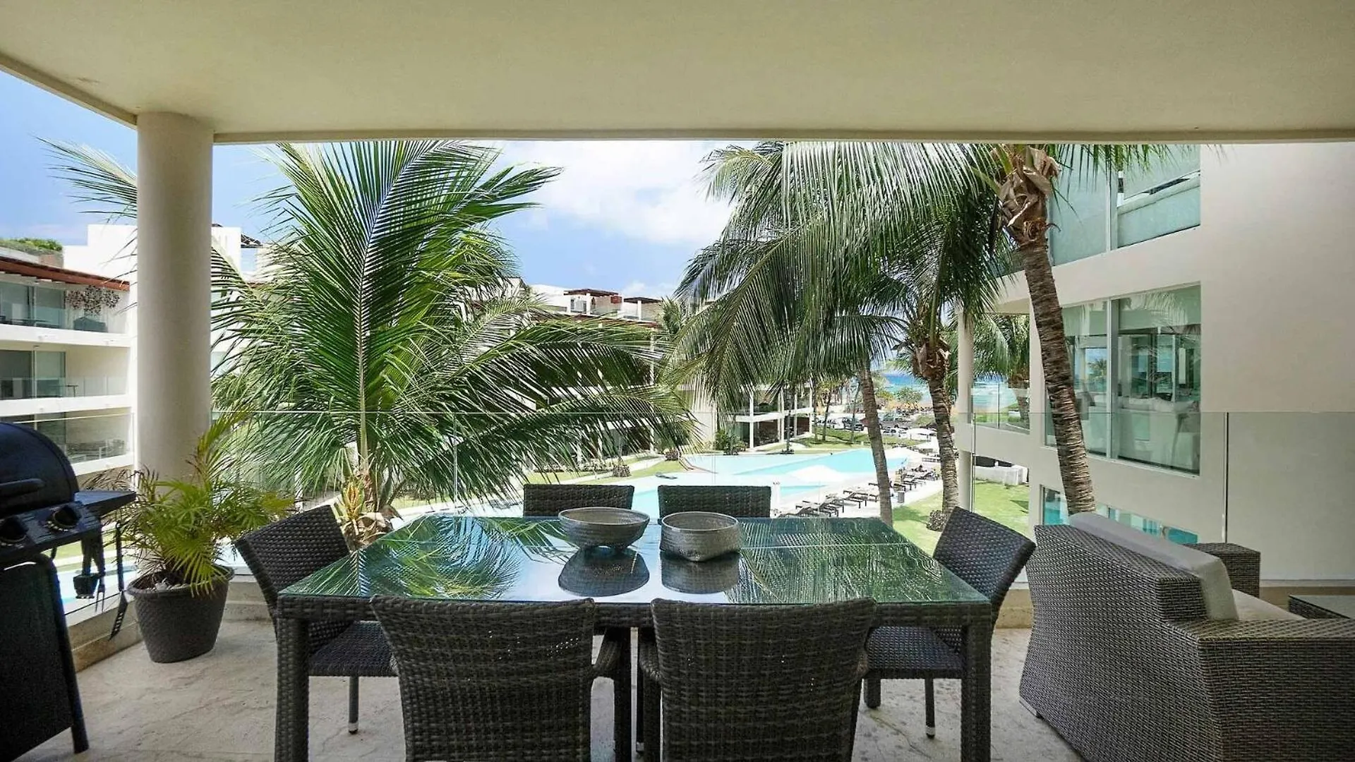 The Elements Oceanfront & Beachside Condo Hotel Playa del Carmen Aparthotel