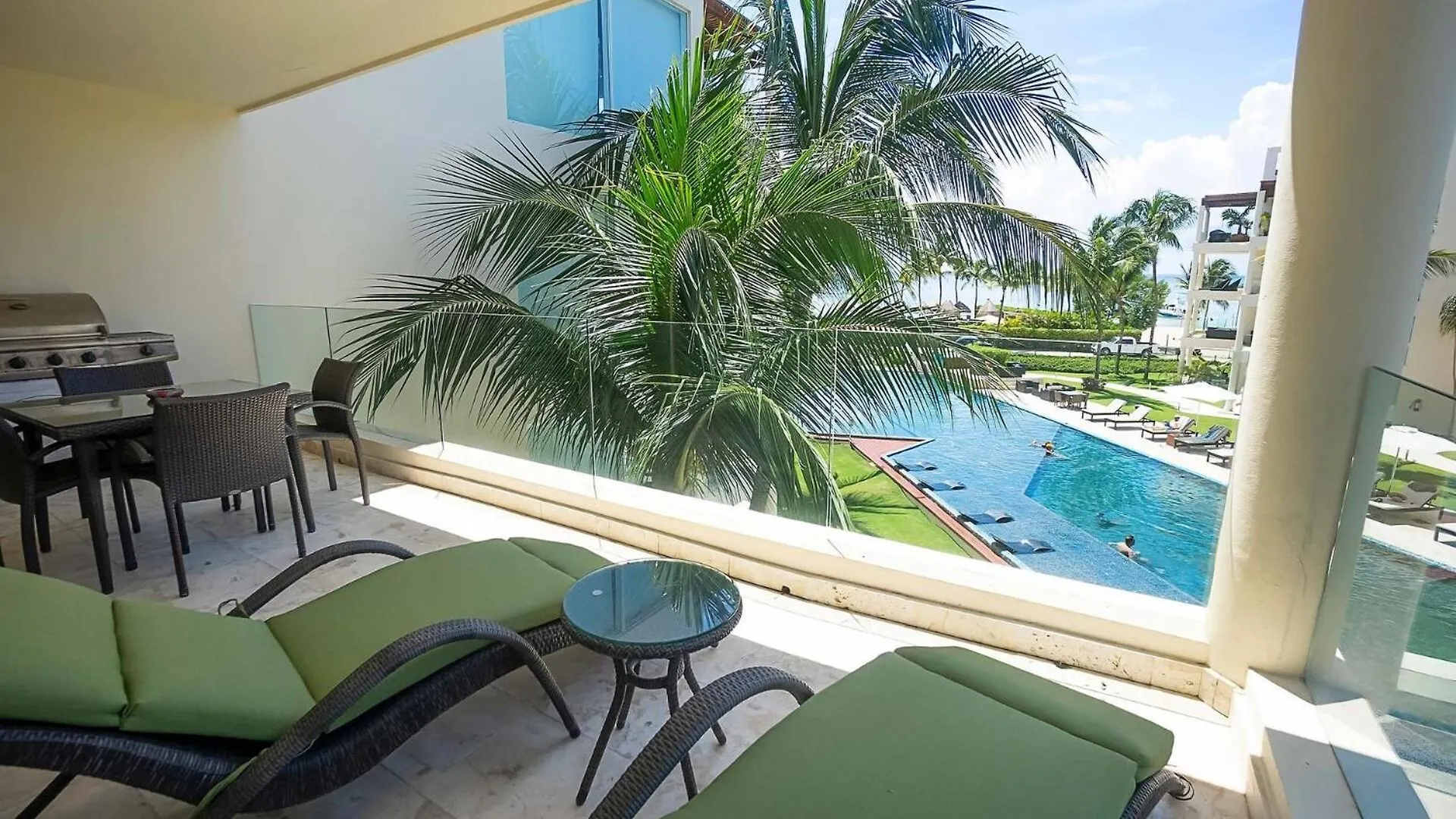 The Elements Oceanfront & Beachside Condo Hotel Плая-дель-Кармен Мексика